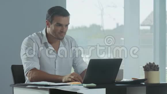 商人通过电子邮件得到好消息在笔记本电脑上工作的自由职业者视频的预览图