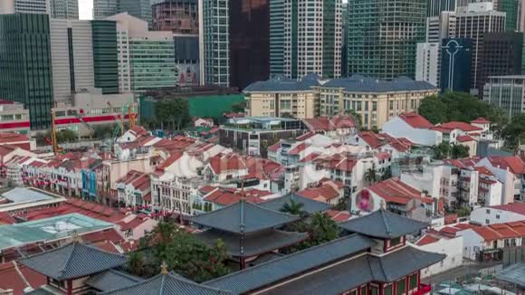 位于新加坡唐人街的佛牙舍利寺空中时光倒映以城市天际线为背景视频的预览图