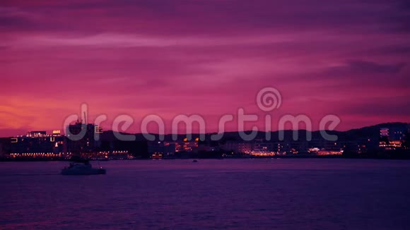 港口城市的紫粉色夕阳余晖视频的预览图