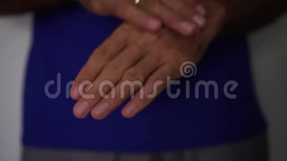 一个人用消毒剂擦手冠状病毒预防概念视频的预览图