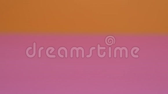 药片散落在粉红色的表面上视频的预览图
