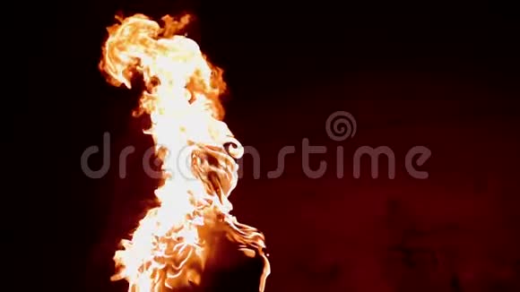火焰点燃和燃烧缓慢的运动真正的火假人慢动作燃烧在假人的头上开火视频的预览图