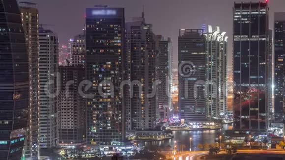 迪拜Jumeirah湖塔区的住宅和办公楼视频的预览图