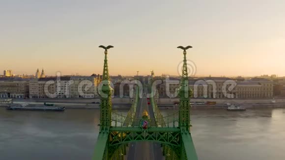 欧洲匈牙利布达佩斯关于自由桥和旧电车的空中视频视频的预览图