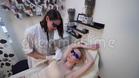 女性腋下激光脱毛程序俯视图视频的预览图