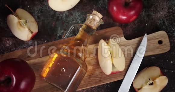 苹果醋正在木桌上旋转视频的预览图