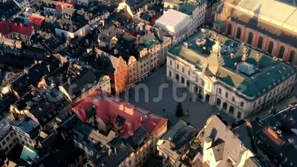 斯托克霍姆瑞典2月2020年斯德哥尔摩老城区中心甘姆拉斯坦的Stortorget广场的航空景观视频的预览图