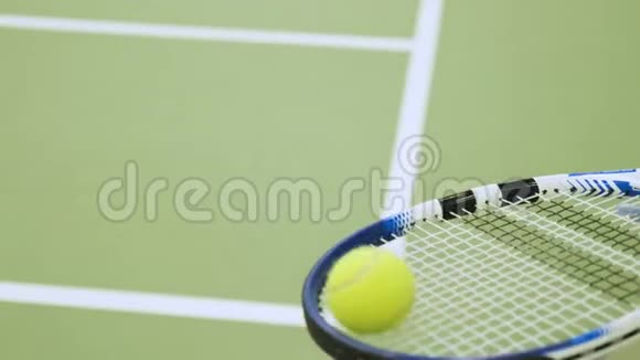 网球滚和球拍平衡视频的预览图
