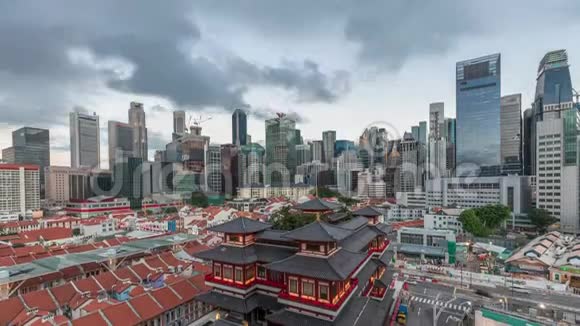 在新加坡唐人街佛牙遗迹寺白天到晚上都是活的城市天际线视频的预览图