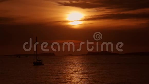多云的夏季傍晚海上日落视频的预览图