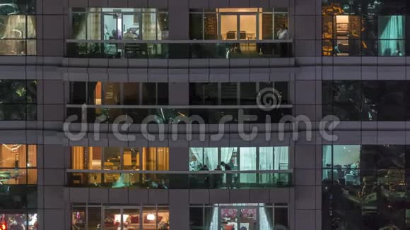 外部公寓楼时间推移夜景高耸的摩天大楼窗户闪烁着灯光视频的预览图