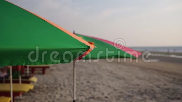 海太阳伞背景上的沙滩海上度假背景概念视频的预览图