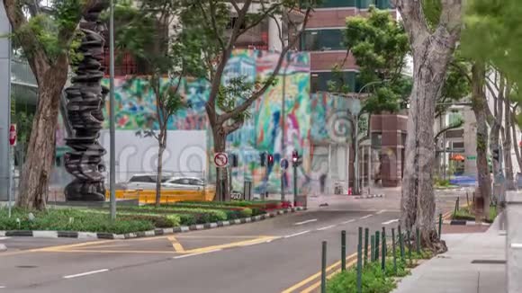 新加坡市区时间推移炮台大道有交通四周绿树环绕视频的预览图