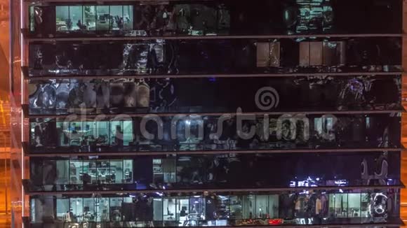 办公室摩天大楼在深夜外景室内灯亮着人们在夜间工作视频的预览图