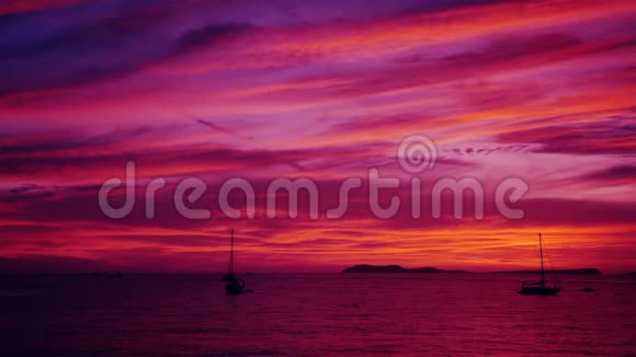 海水的夕阳紫色粉红色的余晖视频的预览图