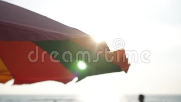 沙滩伞和太阳光沙滩夏日空中的阳伞视频的预览图