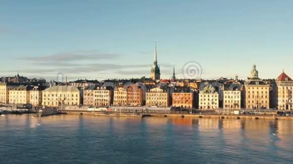 斯托克霍姆瑞典二月2020年斯德哥尔摩市中心Gamla斯坦的航空景观在旧城的建筑物上飞行视频的预览图