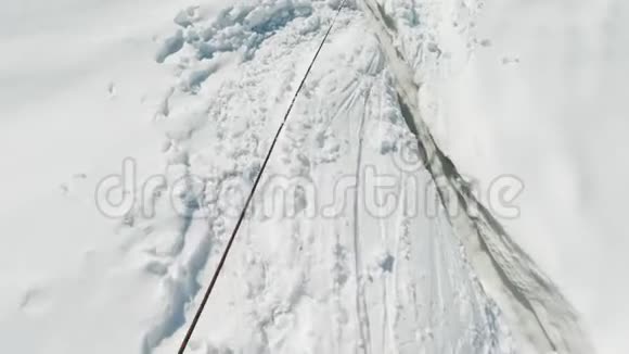 登山者踩过冰川上的裂缝视频的预览图