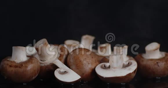 新鲜蘑菇和冷蒸汽在黑色背景视频的预览图