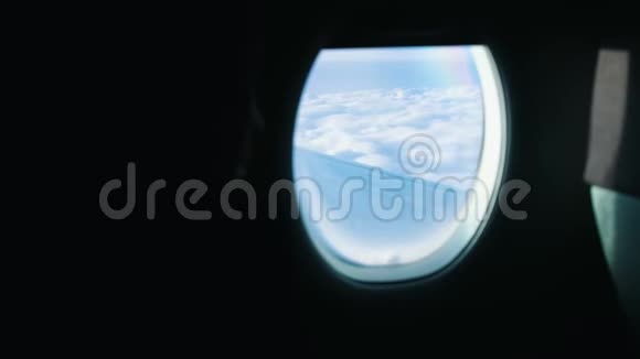从飞机照明器到天空和云层的中等镜头视频的预览图