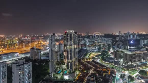 城市天际线与新加坡商业港空中夜晚时光流逝视频的预览图