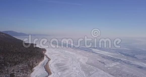 冰冻湖深蓝色的冰腐殖质裂缝美丽的冬季景观与透明光滑的冰视频的预览图