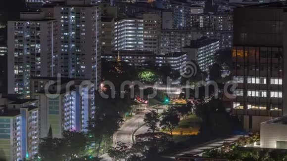有公寓楼和摩天大楼的空中天际线新加坡夜间消失视频的预览图