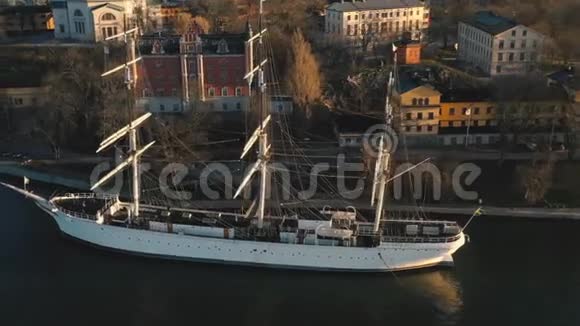 斯托克霍姆瑞典二月2020年斯德哥尔摩老城的空中景观飞越海湾和帆船视频的预览图