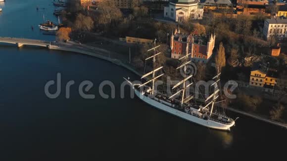 斯托克霍姆瑞典二月2020年斯德哥尔摩老城的空中景观飞越海湾和帆船视频的预览图