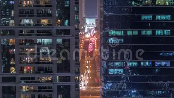 迪拜朱美拉湖塔区的住宅和办公楼夜间延时视频的预览图