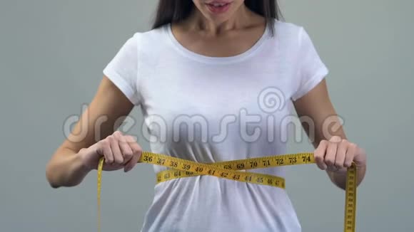 亚洲女性用卷尺量腰围快乐减肥减肥理念视频的预览图