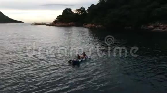 生态旅游夫妇在马拉维湖划独木舟视频的预览图