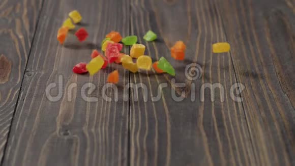 新鲜健康食品五颜六色的蜜饯放在灰色的木桌上健康早餐干净饮食的理念视频的预览图