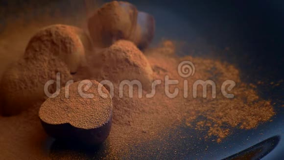 巧克力糖的形式心洒上肉桂在黑暗的背景视频的预览图
