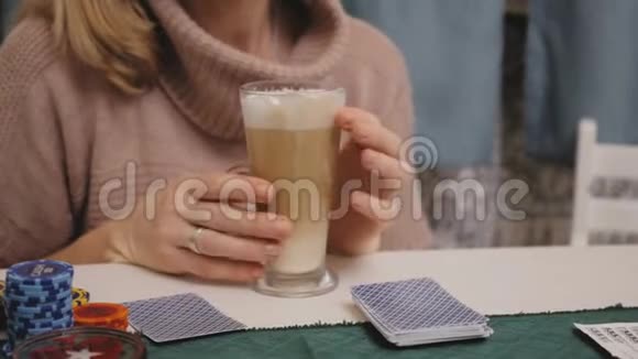 女孩从杯子里喝咖啡和朋友聊天视频的预览图