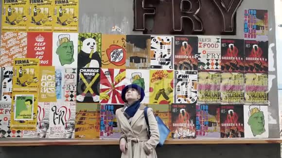 女孩穿蓝色帽子站背景俱乐部海报特写经典模型横幅4K视频的预览图