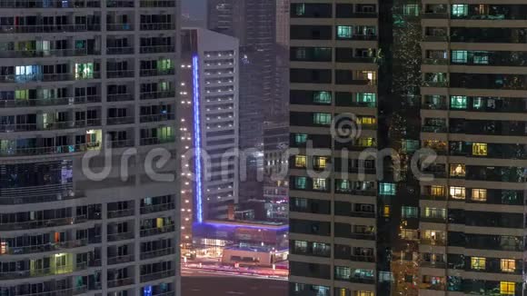 迪拜朱美拉湖塔区的住宅和办公楼夜间延时视频的预览图