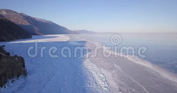 冰冻湖深蓝色的冰腐殖质裂缝美丽的冬季景观与透明光滑的冰视频的预览图