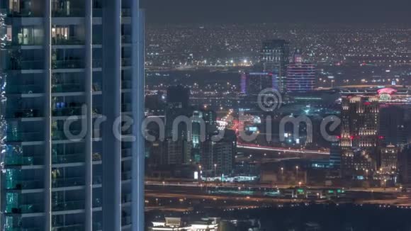 鸟瞰Zabeel和DubaiCreek附近典型的旧和现代建筑夜间时间推移视频的预览图