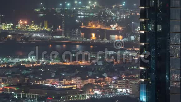 从迪拜市中心到港口夜景的鸟瞰图视频的预览图