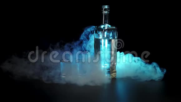 平装瓶和两个全杯伏特加龙舌兰酒或清酒在黑色背景蓝烟云雾蓝色视频的预览图