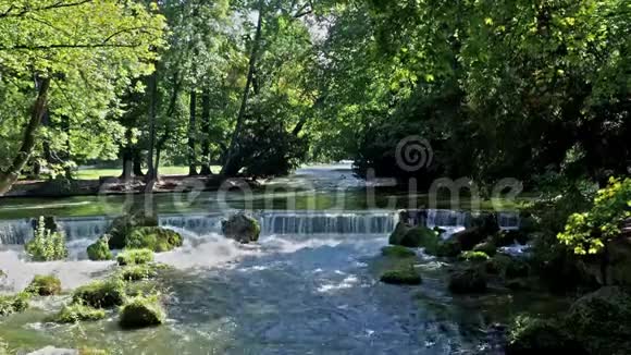 德国慕尼黑英国花园艾斯巴赫河上的小瀑布视频的预览图