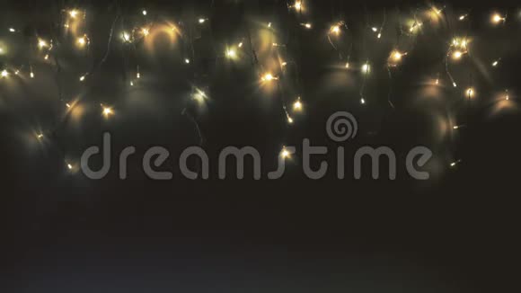 圣诞树花环像夜空一样闪闪发光月亮很快就会升起视频的预览图
