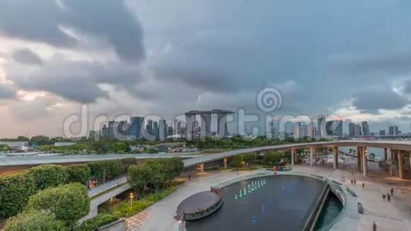 日落后的鸟瞰与新加坡城市天际线景观从码头拦河花园白天到晚上的时间推移视频的预览图