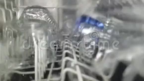 洗碗机内部的过程洗碗机的内部视图慢动作视频的预览图