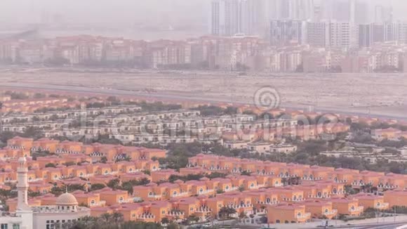 阿联酋迪拜城市时间流逝公寓房和别墅的鸟瞰图视频的预览图