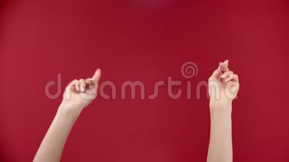 女性举起食指指着空的广告区域玩有趣的特写镜头视频的预览图