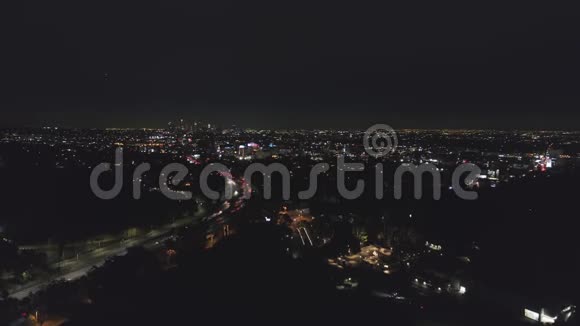 晚上洛杉矶的天际线加州美国鸟瞰图视频的预览图