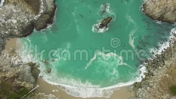 麦克威海滩和麦克威瀑布大苏尔加利福尼亚美国高空俯视图视频的预览图