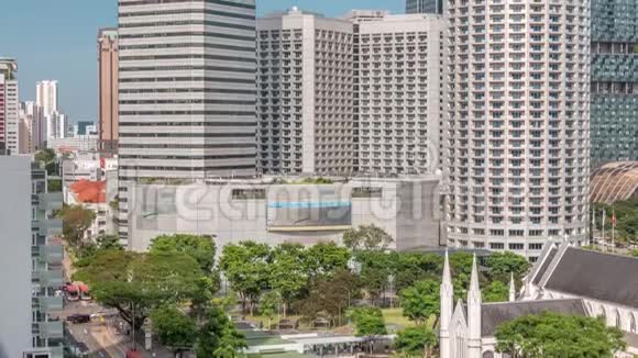 圣安德鲁大教堂附近的摩天大楼空中时间这是新加坡的一座圣公会大教堂新加坡视频的预览图